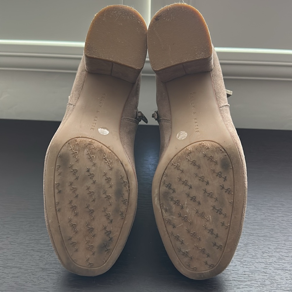 Kelly & Katie tan suede like ankle boot / bootie with bows - Picture 9 of 9